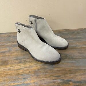 Clarks Camzin Suede Comfort Ankle Booties Beige Casual Zippers Womens 6